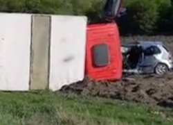 Последствия жесткого столкновения с переворотом грузовика в Ниспоренах сняли на видео