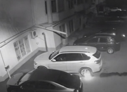 Молодой человек решил спалить чужой BMW, но неудачно выбрал горючее