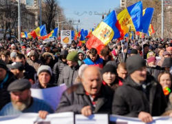 Тысячи людей требуют от властей оплатить счета за зимние месяцы на митинге, организованном Движением Для Народа