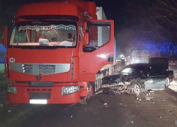 Молодой лихач устроил зрелищное ДТП с деревом и фурой в Тирасполе 