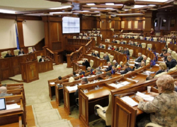 Депутаты возвращаются на работу - в среду парламент возобновит деятельность