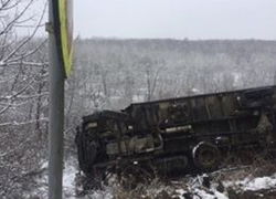 Грузовик перевернулся после столкновения с легковушкой в Кишиневе