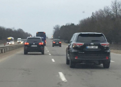 Автобус ДПМ сняли в окружении черных джипов с охраной