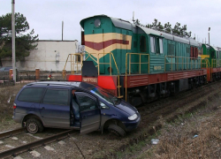 Авария в Приднестровье: локомотив протянул легковушку около 50 метров
