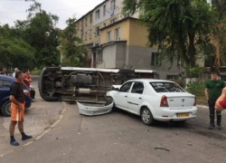 Микроавтобус опрокинулся после столкновения с легковым авто в Кишиневе