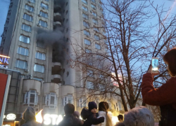 Горящую многоэтажку на Рышкановке сняли на видео