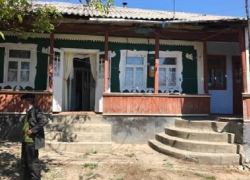 Опубликованы подробности жестокого убийства женщины с девочками в Каларашском районе и фото с места трагедии