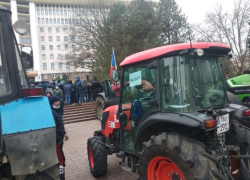 Трое полицейских пострадали из-за "майданщиков" на тракторах