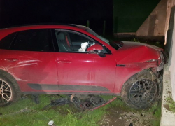 Кишинёвская автоледи за рулём Porsche въехала в магазин в Каушанском районе