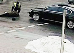 Опубликовано видео, как автомобиль из кортежа Порошенко сбил пенсионера в центре Киева 