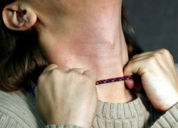 Мужчина попытался задушить любовницу шнурками в общежитии в Тирасполе