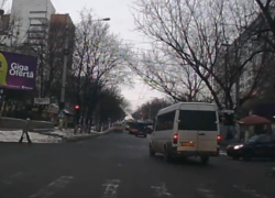 Момент нарушения ПДД водителем маршрутки в столице заснял видеорегистратор