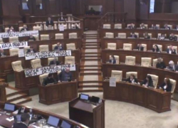 Сегодня парламент продлил ЧП в Молдове
