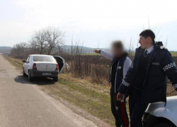 На севере Молдовы 26-летняя девушка остановилась для починки автомобиля, после чего была ограблена