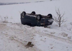 Под Шолданештами перевернулся микроавтобус, водителю повезло остаться в живых 