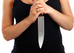 Разъяренная молдаванка, защищаясь от мужа, нанесла ему жестокий удар кухонным ножом