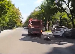 В Кишиневе сотрудник Autosalubritate едва не угодил под колеса автомобиля, упав со своего рабочего места