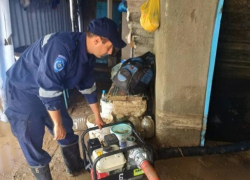 Прошедшие накануне проливные дожди серьезно затопили четыре района страны