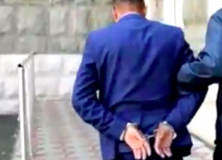 Задержание обманувшего сотни клиентов администратора отеля в Кишиневе сняли на видео