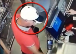 Мужчина, укравший кошелек в столичном магазине, попал на видео