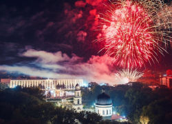 Народные гулянья на Площади ВНС продолжаются: программа мероприрятий на День города