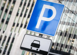 Автомобилей, припаркованных на тротуарах, может стать еще больше: PAS предлагает запретить эвакуировать транспорт