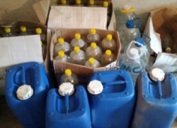 Почти 300 литров контрафактной алкогольной продукции были конфискованы в одном из гаражей в Фалештах