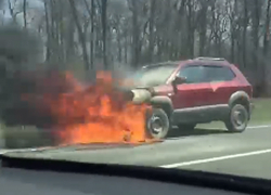 Эпично горящий внедорожник на трассе Кишинев - Леушены попал на видео  
