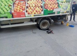 В центре столицы грузовик провалился под асфальт