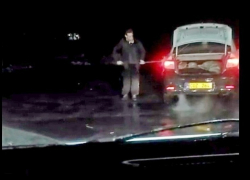 Моющий машину в грязной луже молдавский таксист попал на видео