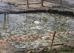 Прорыв трубы стал причиной потопа на Чеканах