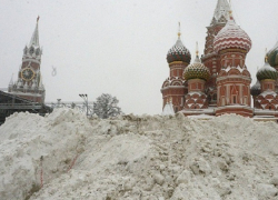 Московский Кремль засыпал самый мощный за 100 лет снегопад