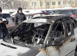 Два элитных авто сгорели при загадочных обстоятельствах на Чеканах