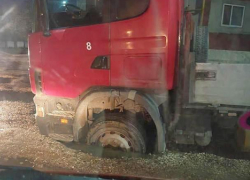 Многотонный грузовик угодил в яму на дороге в Бельцах