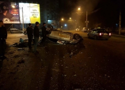 Этой ночью на одной из улиц столицы перевернулся Mercedes