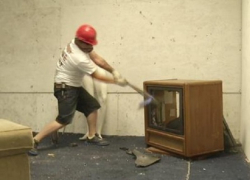 В Дрокии мужчина с топором разгромил отделение банка