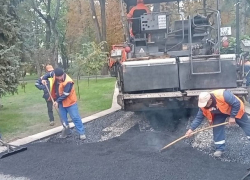 Наконец в центральном парке Кишинева появился новый асфальт