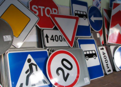 В Гагаузии неизвестные воры покусились на дорожные знаки