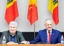 Додон поздравил Воронина с 80-летием: "С каждым годом мое уважение к нему росло"