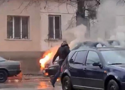 В самом центре Кишинева сгорел почти новый автомобиль Mercedes