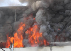 На Скулянке пожар в многоэтажке, люди выпрыгивают из окон 