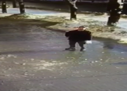 В Кишинёве мужчину едва не убило упавшей сосулькой (видео) 