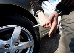 Неизвестные каждую ночь портят автомобили жителей одного из домов Кишинева