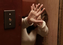 Грабитель напал на жительницу столицы в лифте ее дома  