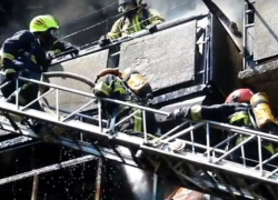 Бушующий пожар на трех этажах жилого дома в Кишиневе сняли на видео