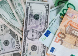 Евро приостановил падение: курсы валют на выходные