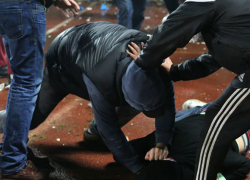 Мужчины избили бывшего любовника своей подруги и поставили его на колени у бара в Бельцах