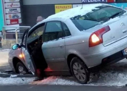 Кара божья: въехавший на тротуар на Ботанике автомобиль попал в ловушку 