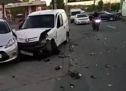 Массовое ДТП с автомобилями и микроавтобусом в Кишиневе сняли на видео