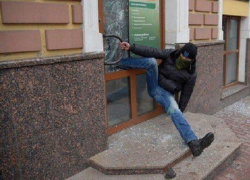 Националист попал в смешную ловушку при погроме российского банка в Киеве